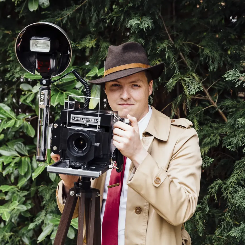 Immersive actor 20s photographer