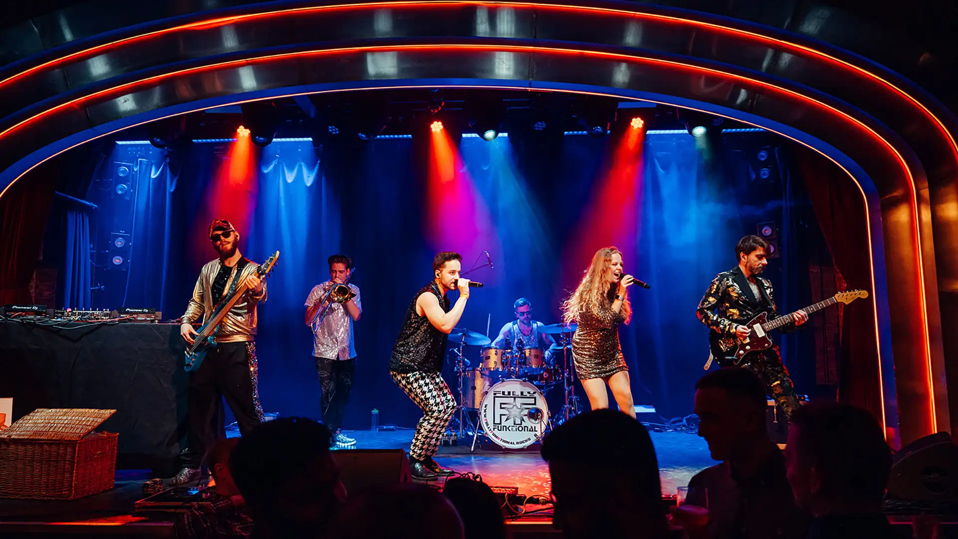 Fully Funktional 6-piece band on stage