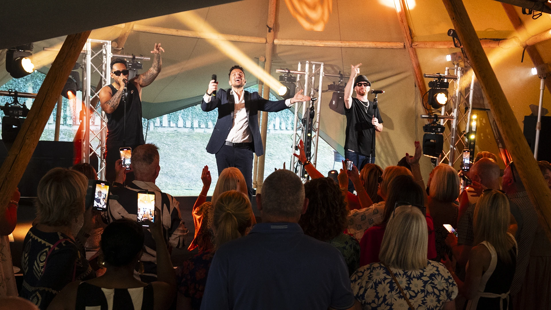 Peter Andre wows crowd at private marquee birthday party
